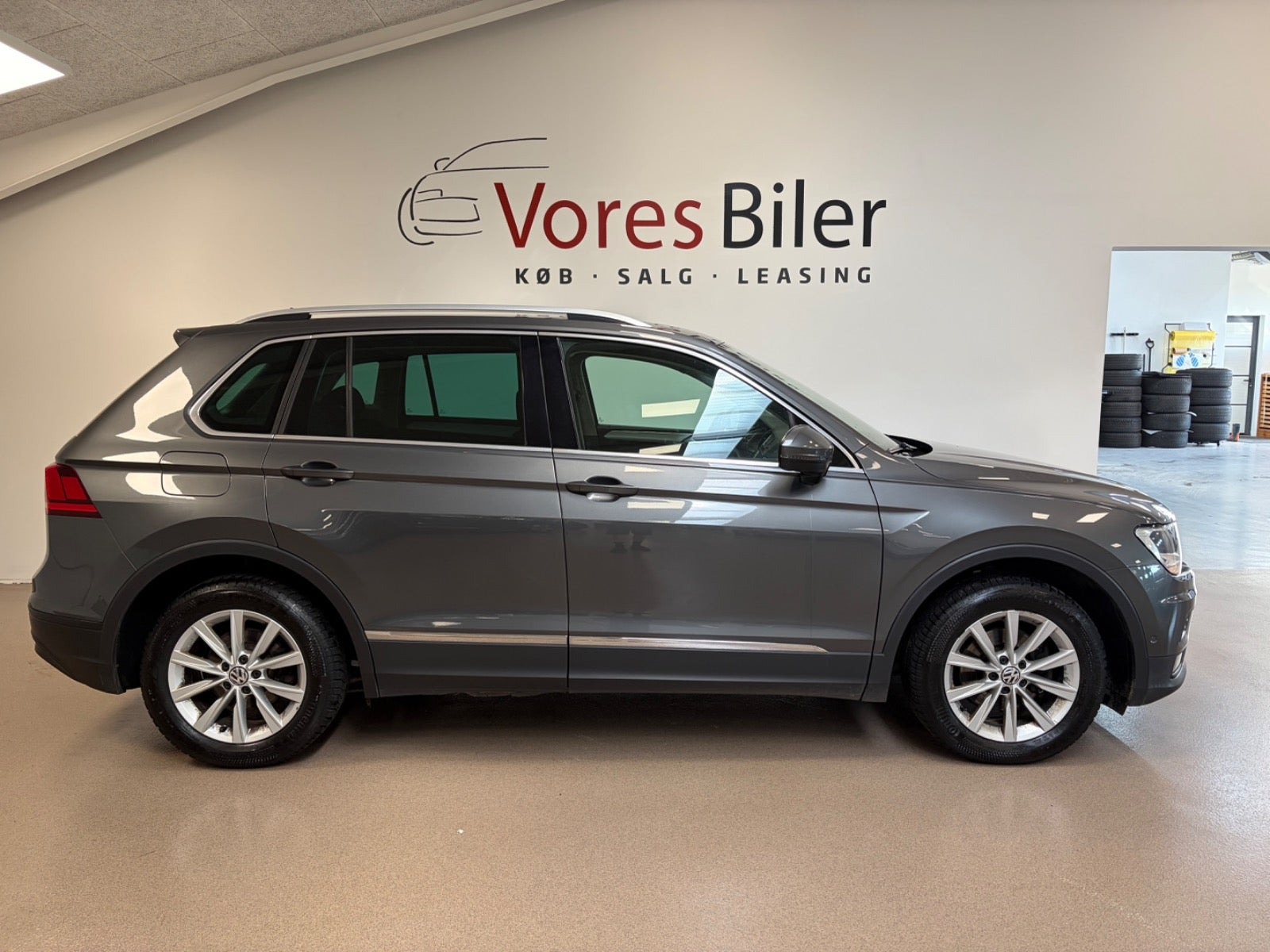 Grå VW Tiguan fra 2018