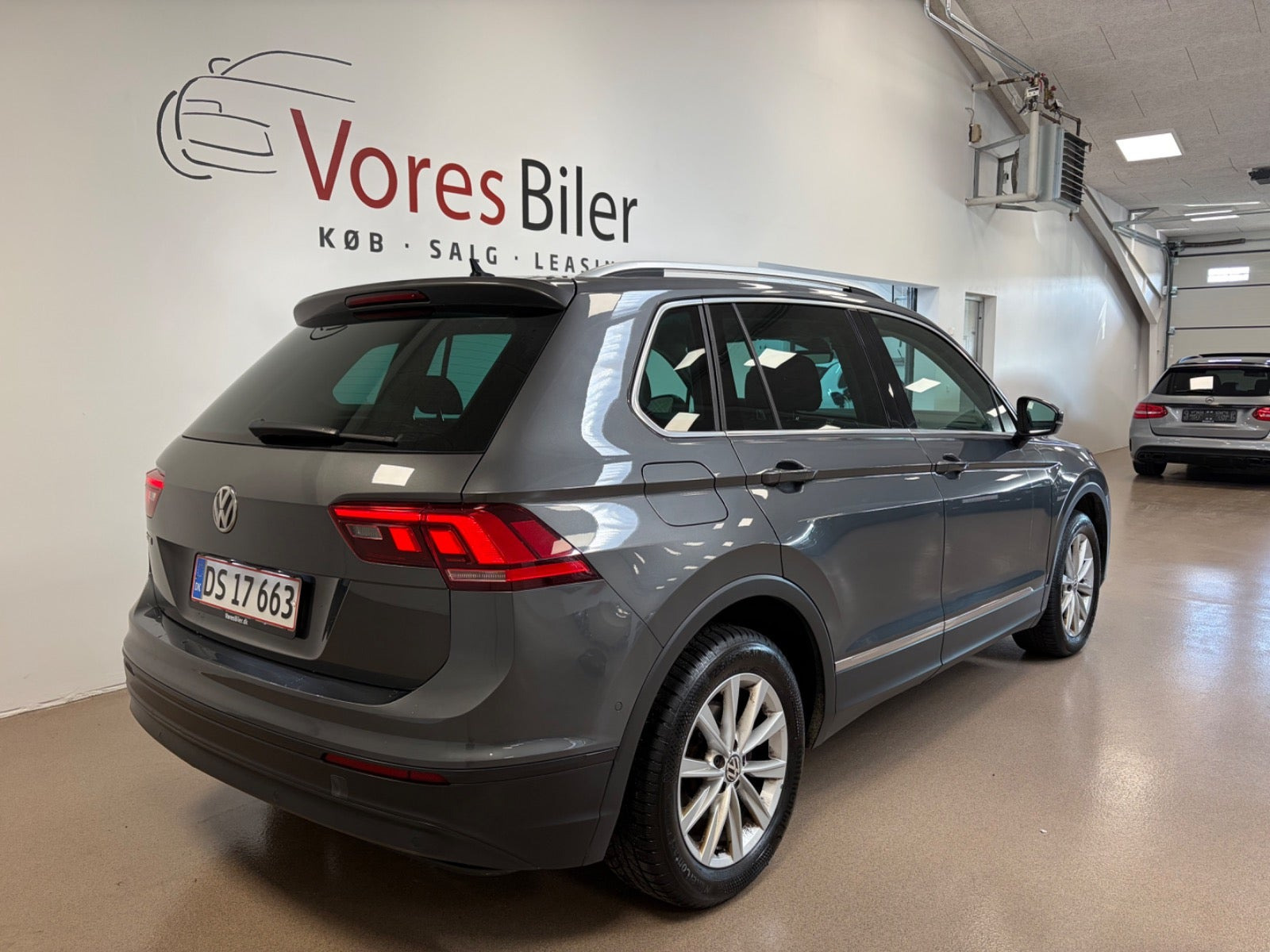 Grå VW Tiguan fra 2018
