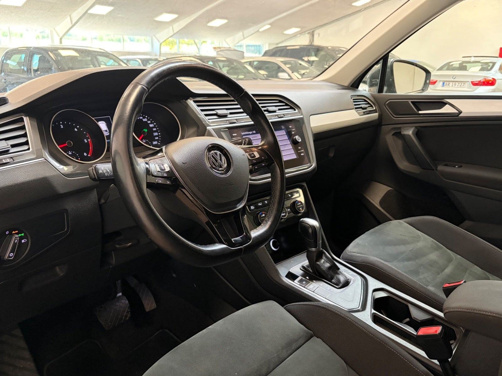 Grå VW Tiguan fra 2018