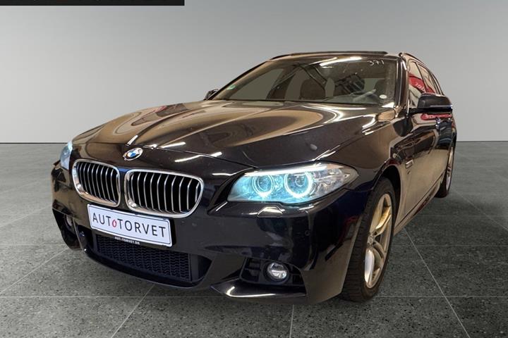 Sort BMW 520d fra 2015 set udefra