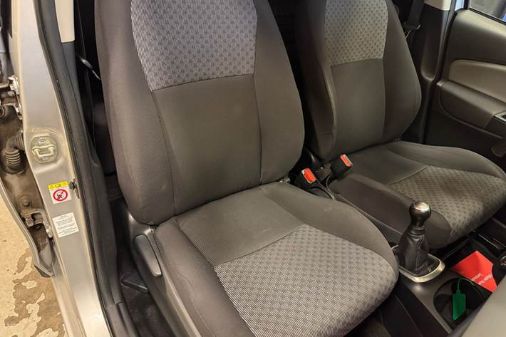 Sølv Toyota Yaris fra 2014