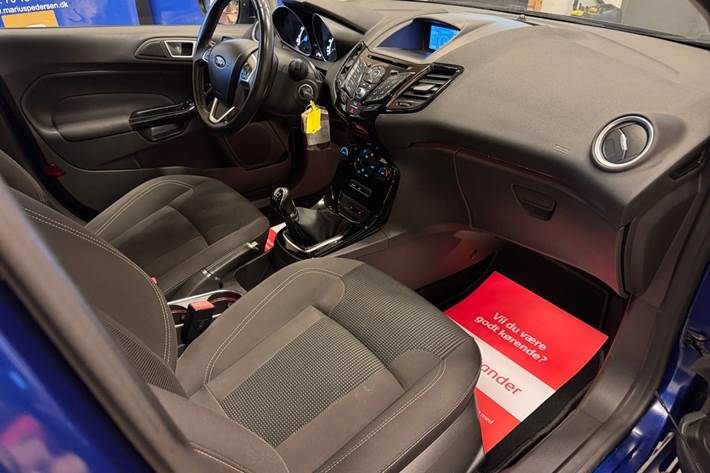 Blå Ford Fiesta fra 2016