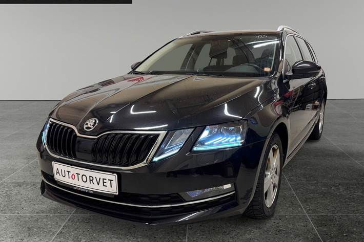 Sort Skoda Octavia fra 2019 set udefra