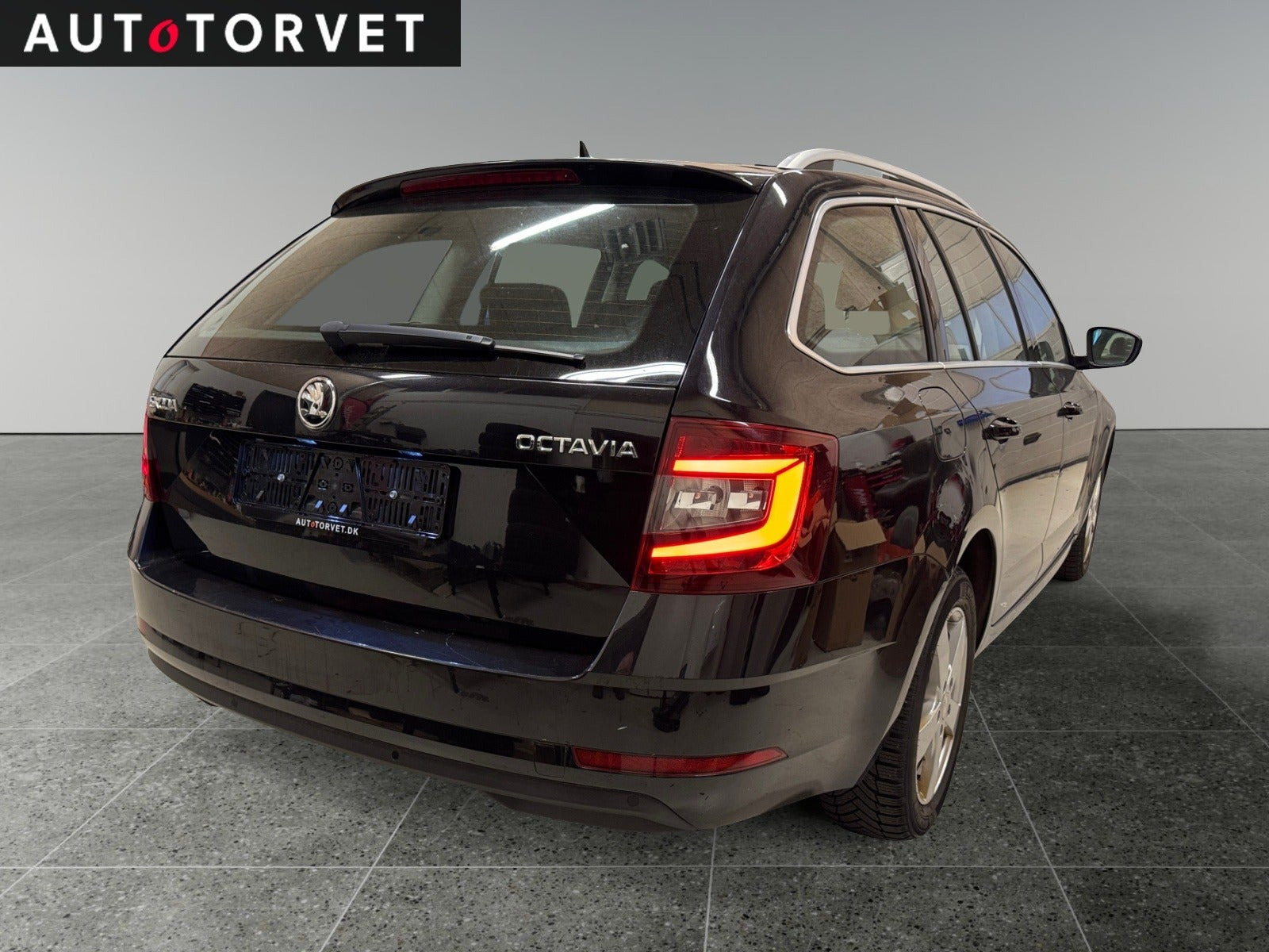 Sort Skoda Octavia fra 2019
