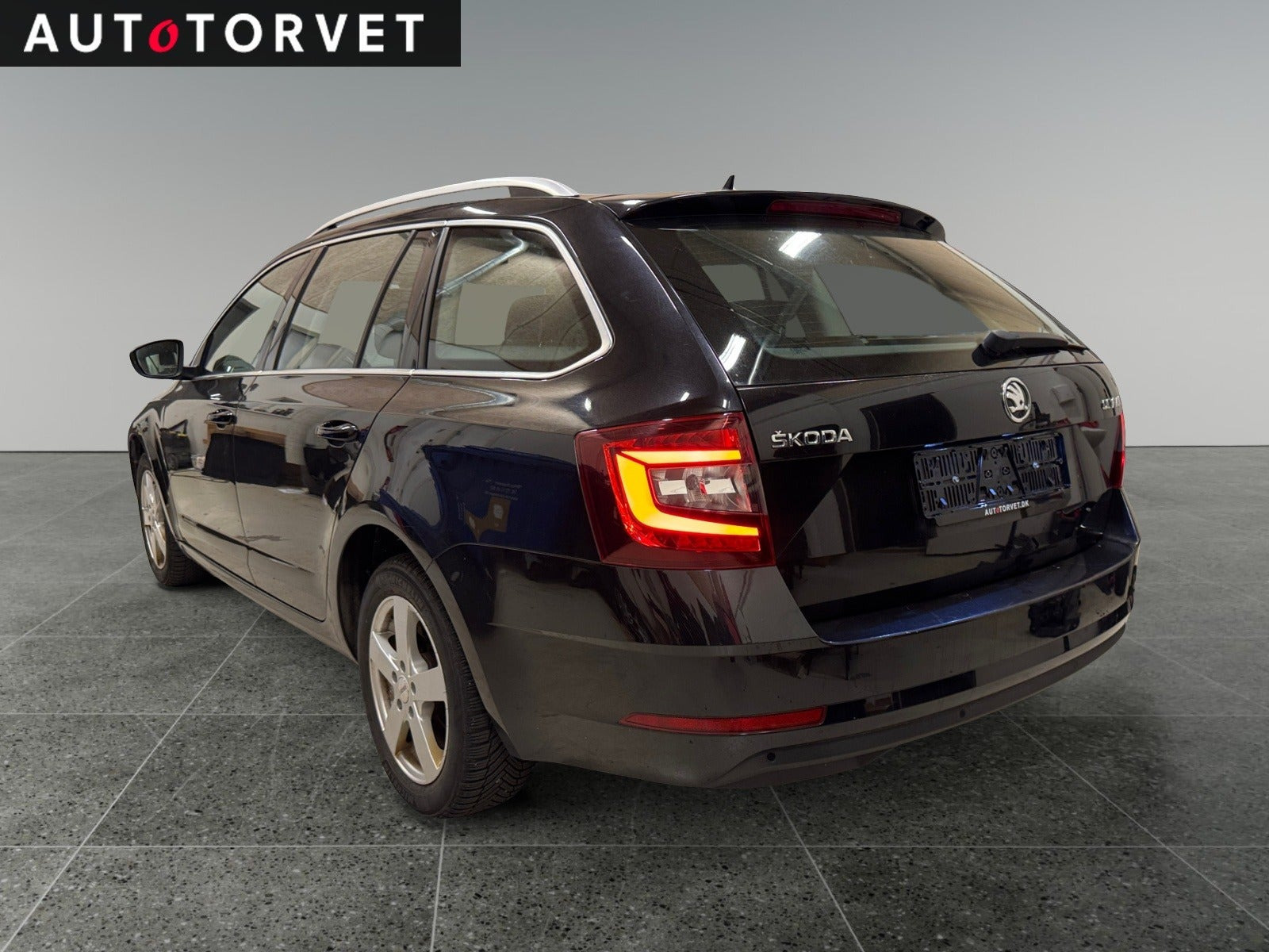 Sort Skoda Octavia fra 2019