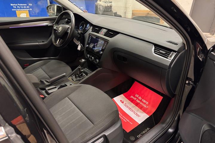 Sort Skoda Octavia fra 2019