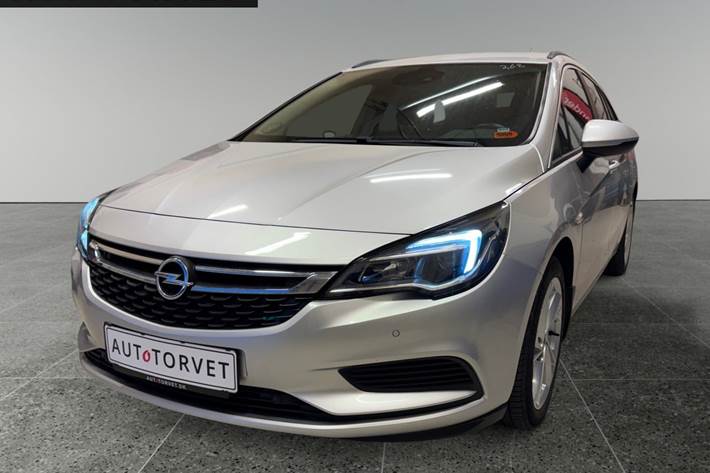 Sølv Opel Astra fra 2018 set udefra