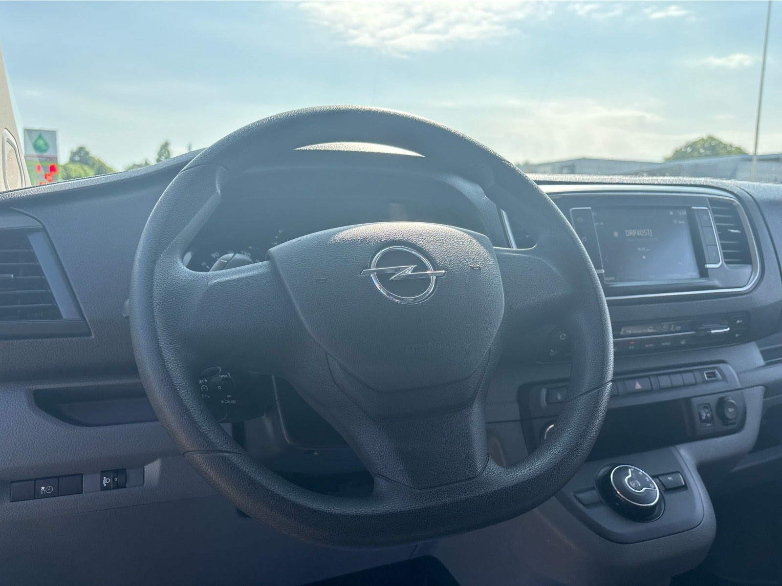 Hvid Opel Vivaro fra 2021
