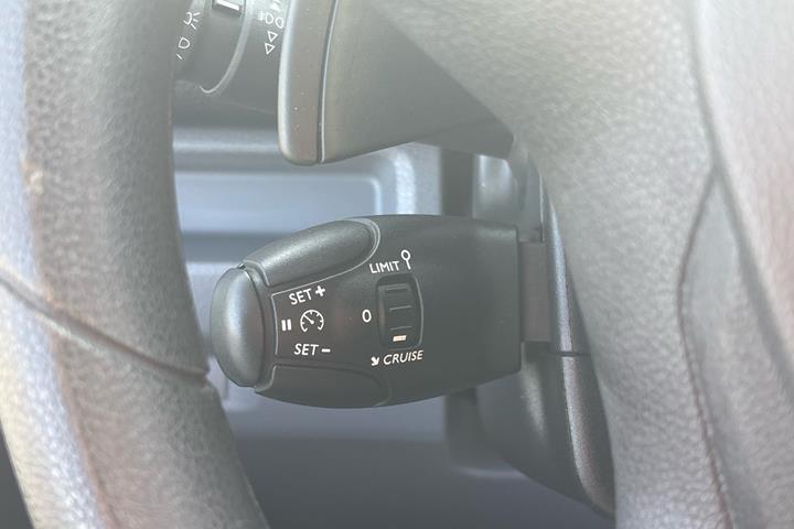 Hvid Opel Vivaro fra 2021