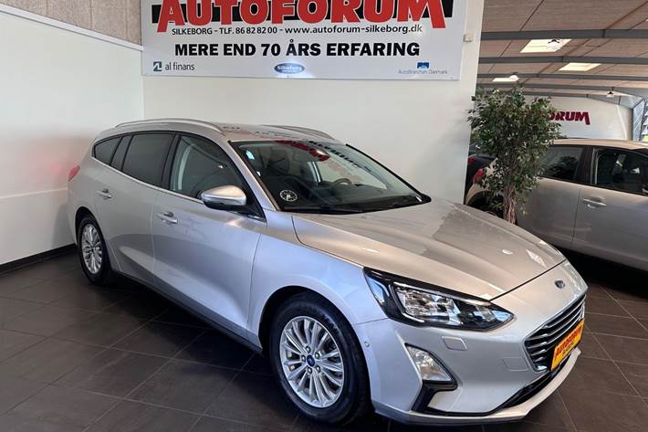 Sølv Ford Focus fra 2021 set udefra