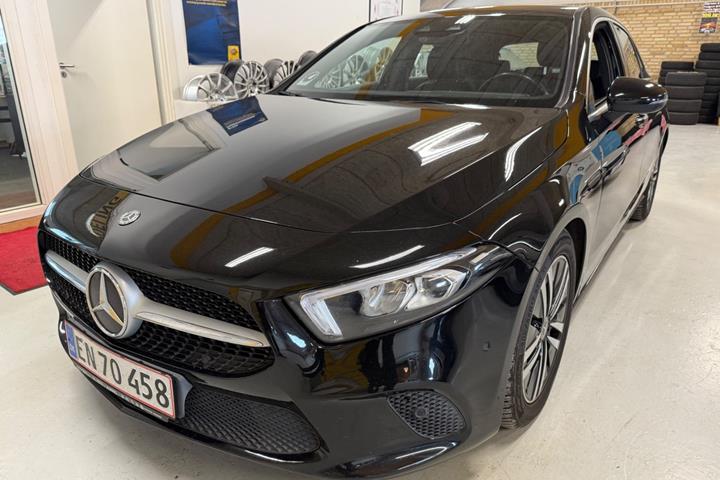 Sort Mercedes A200 fra 2018 set udefra