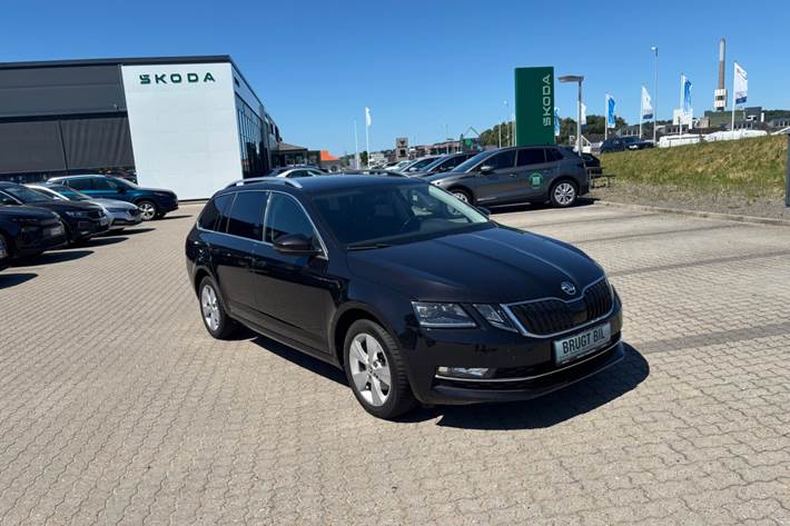 Sort Skoda Octavia fra 2020 set udefra