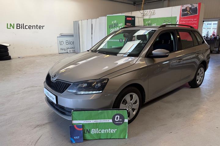 Beige Skoda Fabia fra 2015 set udefra