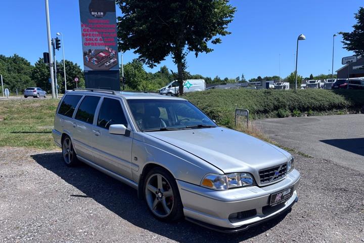 Gul Volvo V70 fra 1997 set udefra