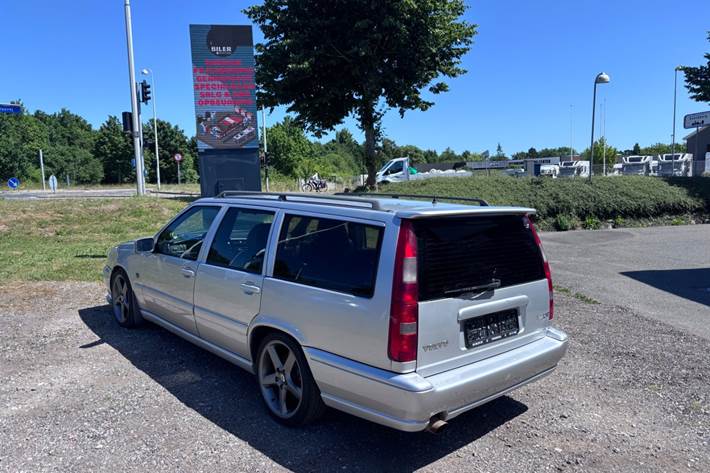 Gul Volvo V70 fra 1997