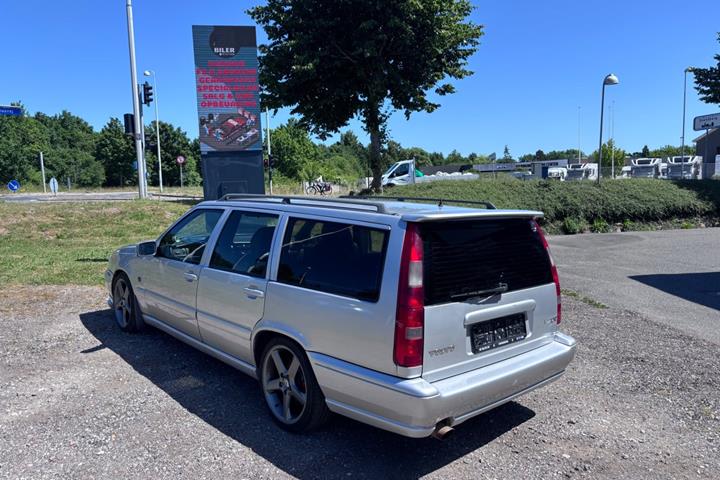Gul Volvo V70 fra 1997