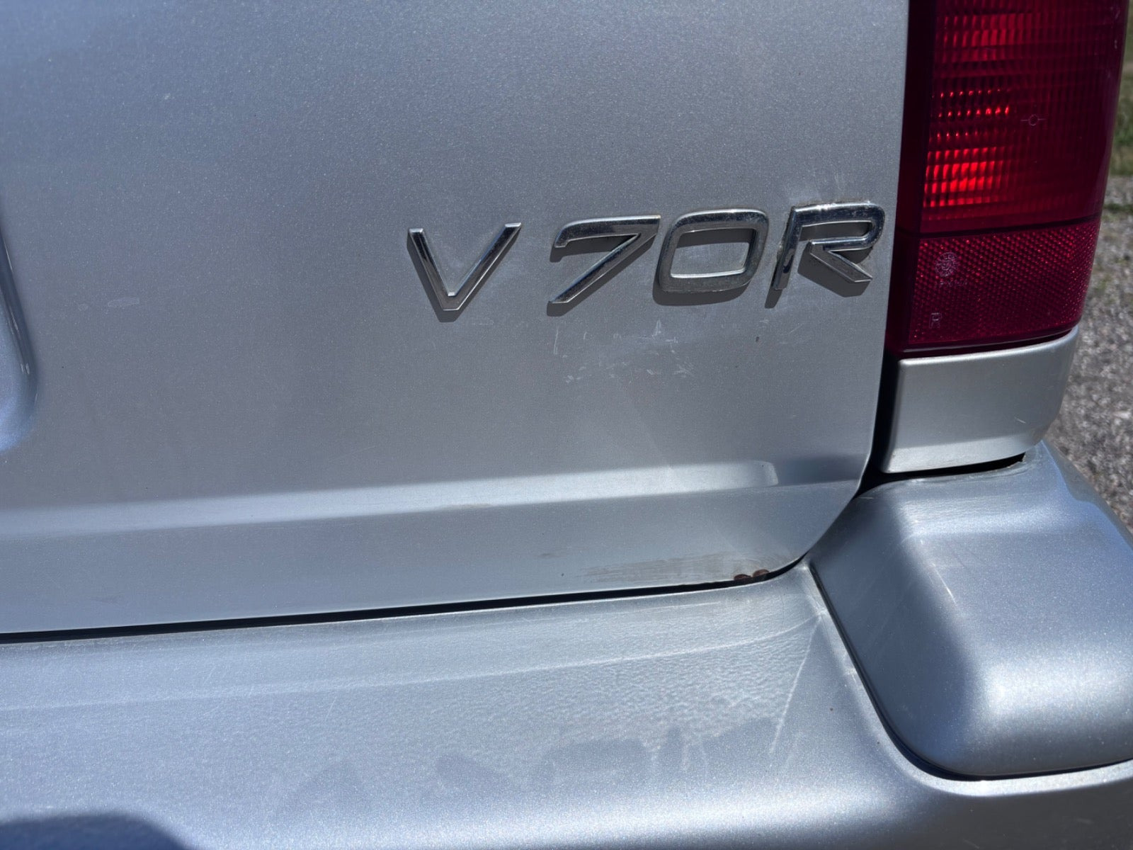 Gul Volvo V70 fra 1997