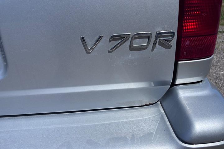 Gul Volvo V70 fra 1997