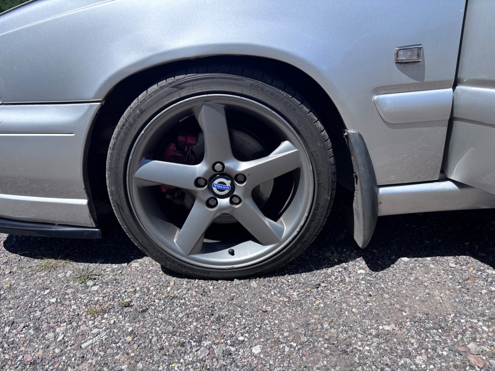 Gul Volvo V70 fra 1997