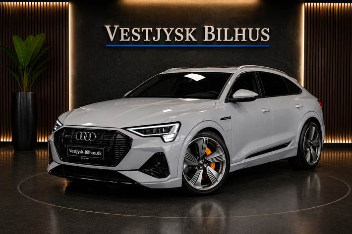 Sølv Audi e-tron fra 2022 set udefra