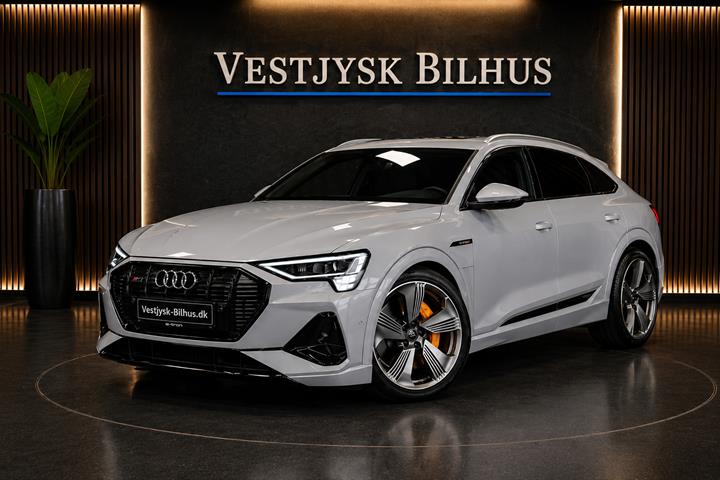 Sølv Audi e-tron fra 2022 set udefra