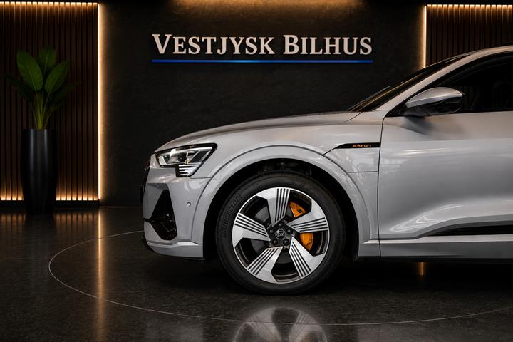 Sølv Audi e-tron fra 2022
