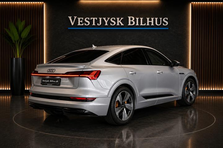 Sølv Audi e-tron fra 2022