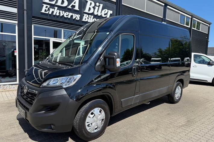 Sort Opel Movano fra 2022