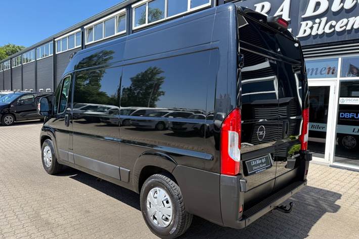 Sort Opel Movano fra 2022