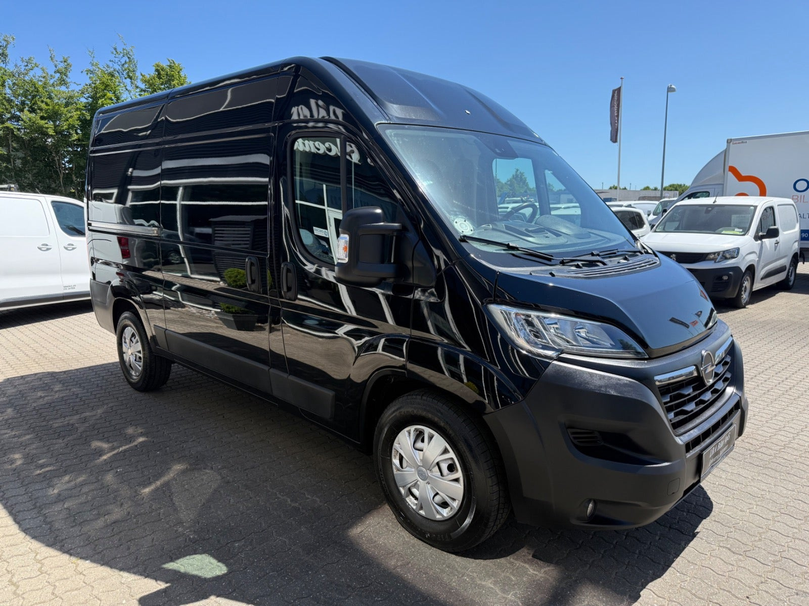 Sort Opel Movano fra 2022