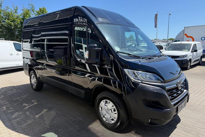 Sort Opel Movano fra 2022