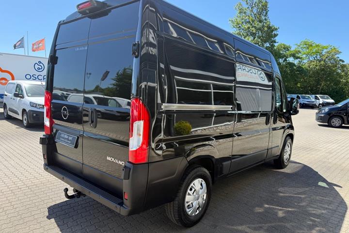 Sort Opel Movano fra 2022