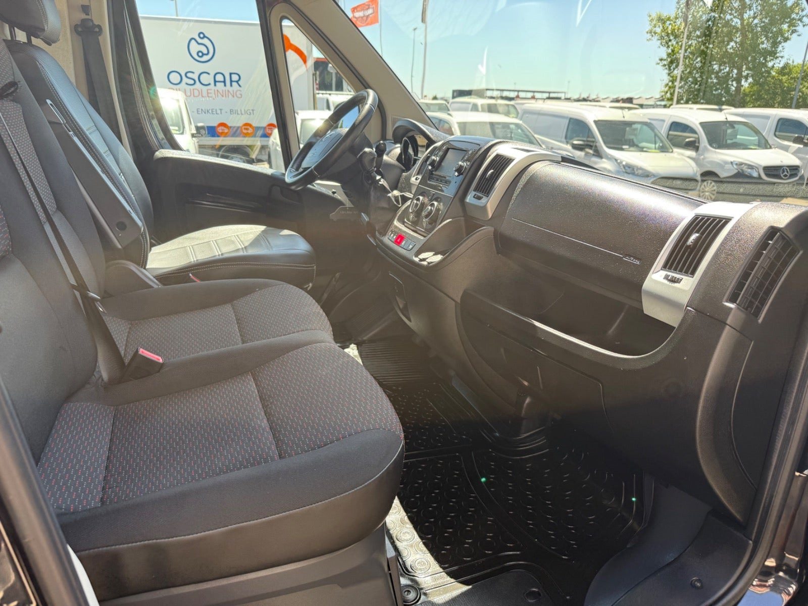Sort Opel Movano fra 2022