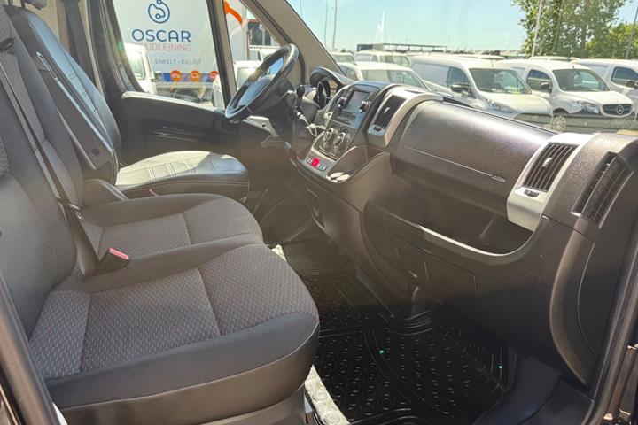 Sort Opel Movano fra 2022