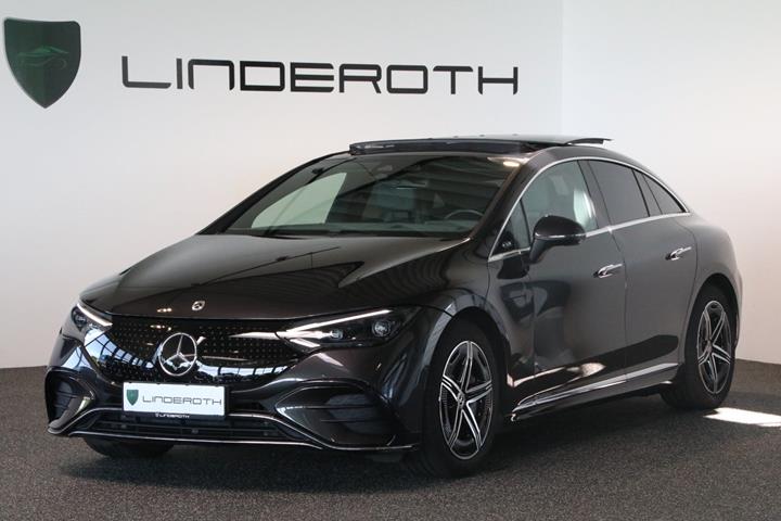 Grå Mercedes EQE350 fra 2023 set udefra