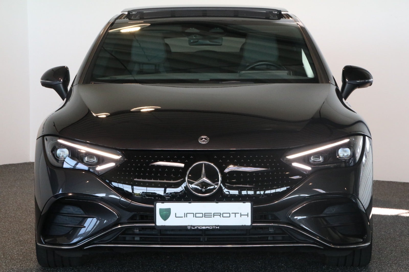 Grå Mercedes EQE350 fra 2023