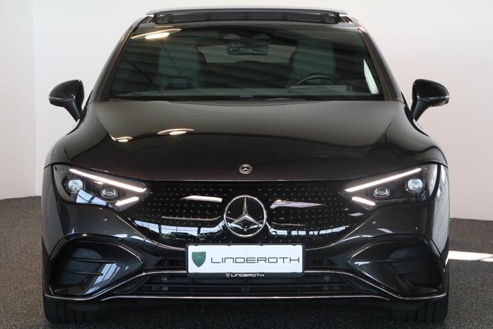Grå Mercedes EQE350 fra 2023