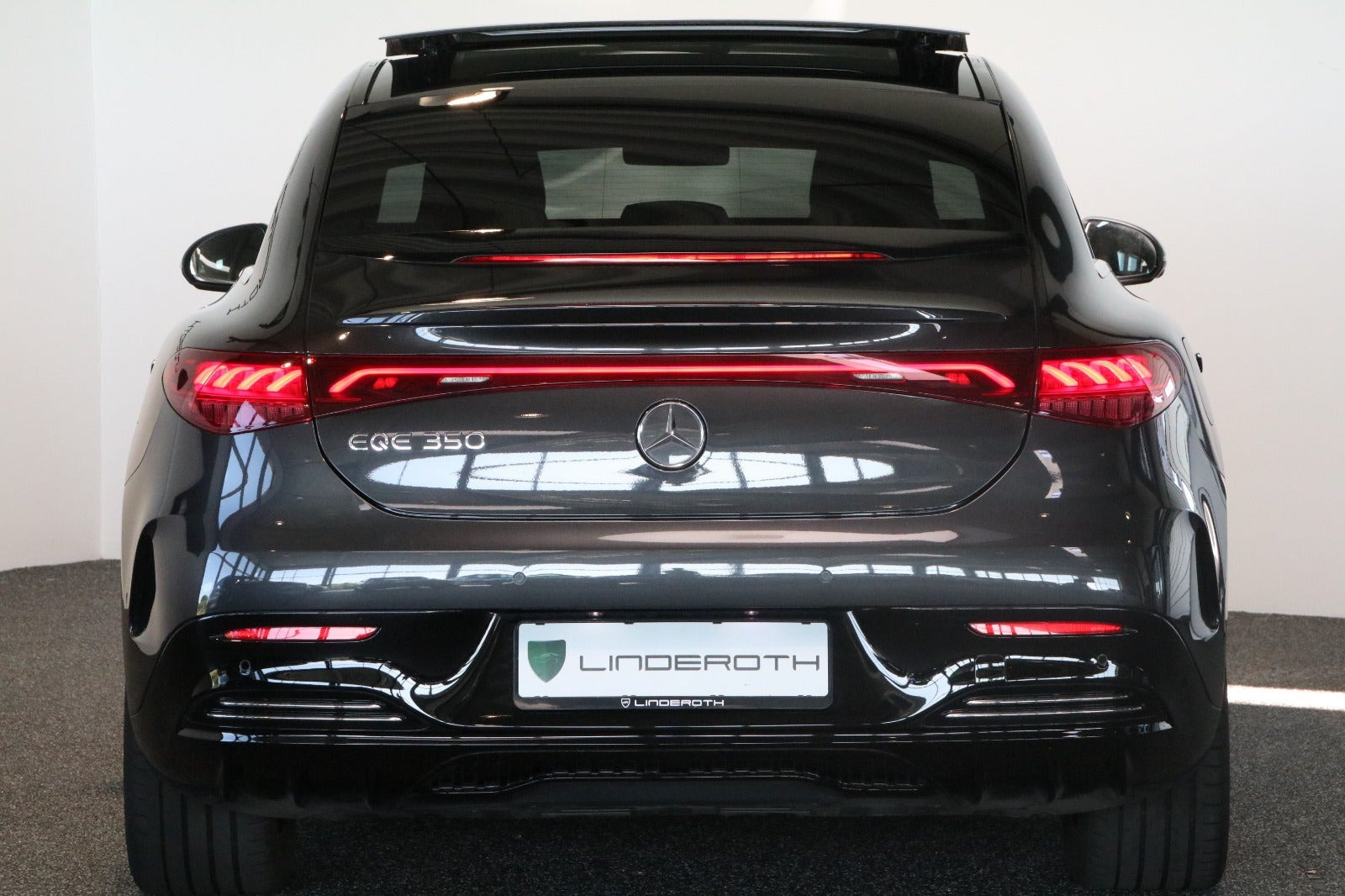 Grå Mercedes EQE350 fra 2023