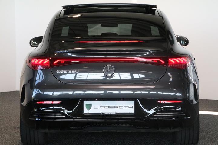 Grå Mercedes EQE350 fra 2023