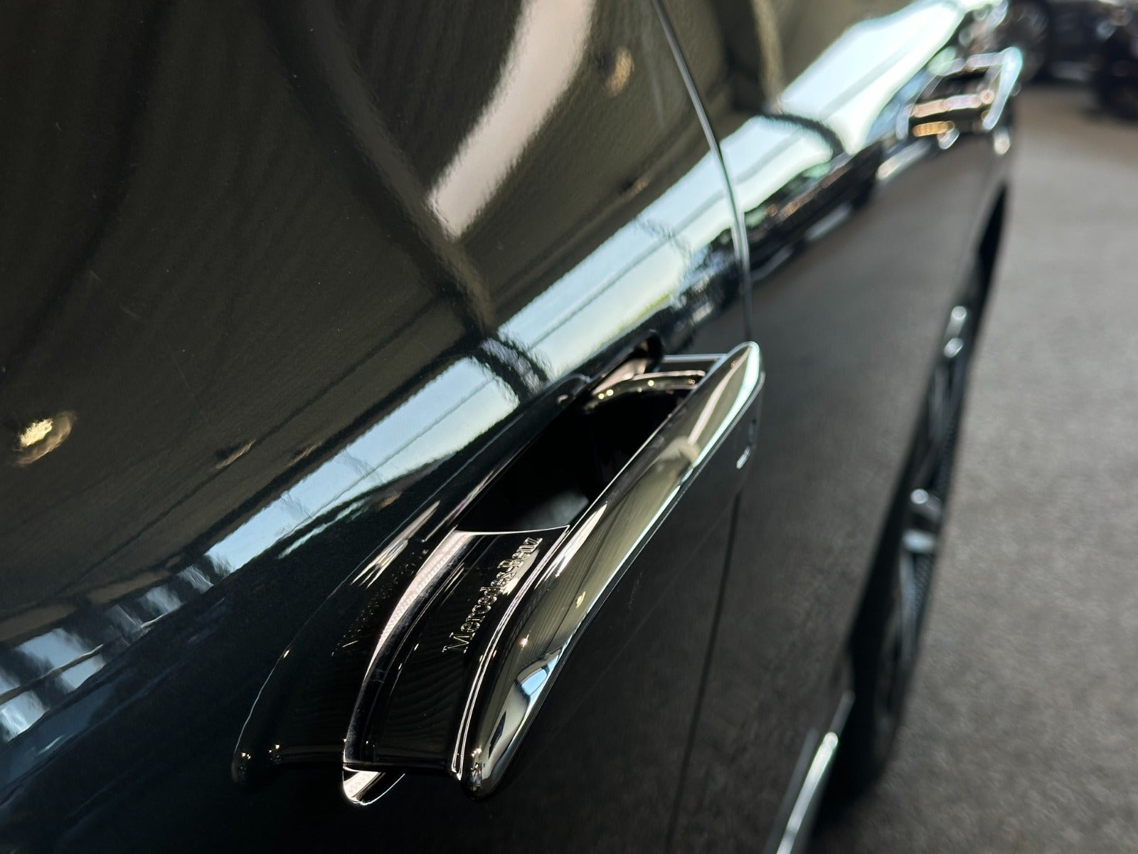 Grå Mercedes EQE350 fra 2023