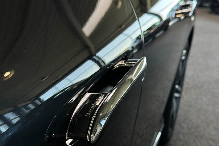 Grå Mercedes EQE350 fra 2023