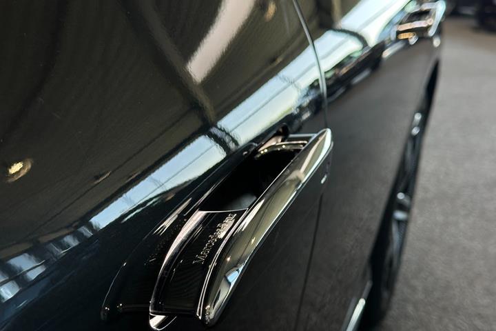 Grå Mercedes EQE350 fra 2023