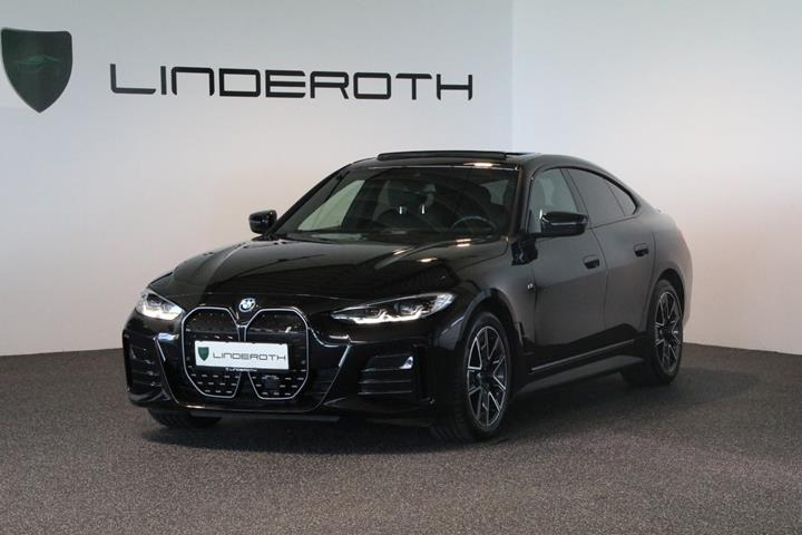 Sort BMW i4 fra 2023 set udefra