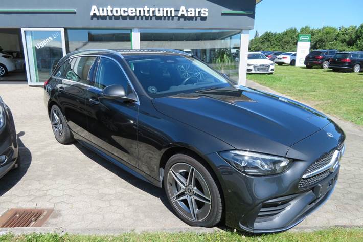 Grå Mercedes C300 e fra 2022 set udefra