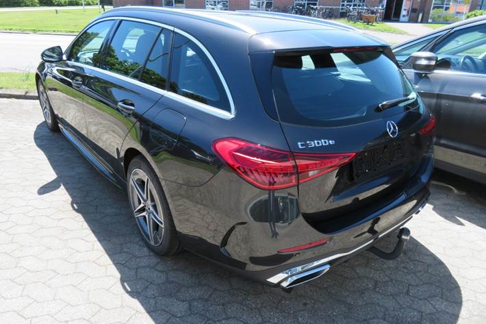 Grå Mercedes C300 e fra 2022