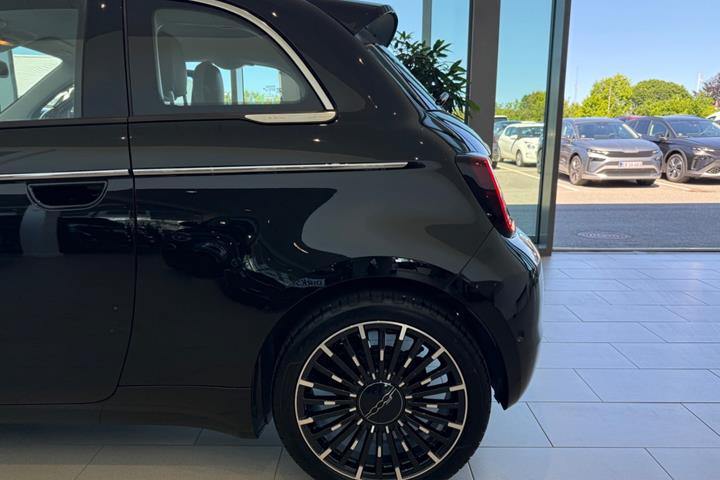 Sort Fiat 500e fra 2023