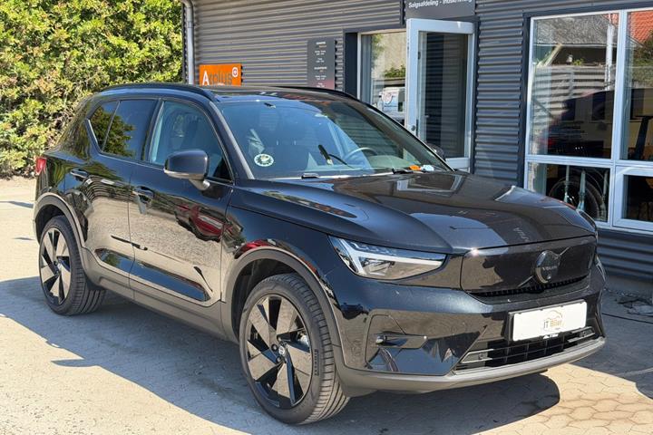 Sort Volvo EX40 fra 2025 set udefra
