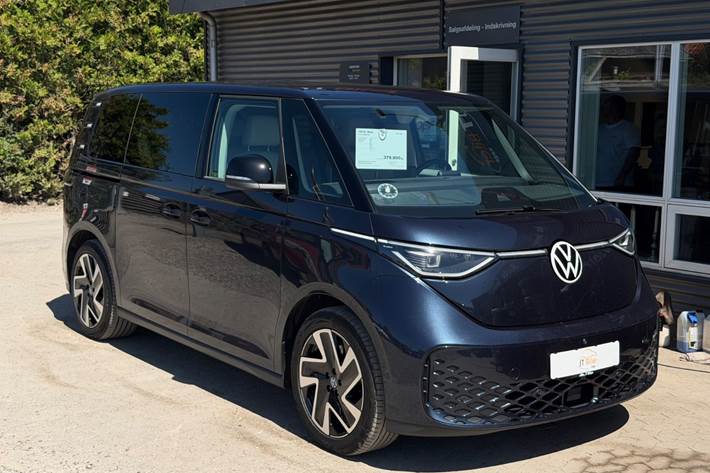Blå VW ID.Buzz fra 2024 set udefra