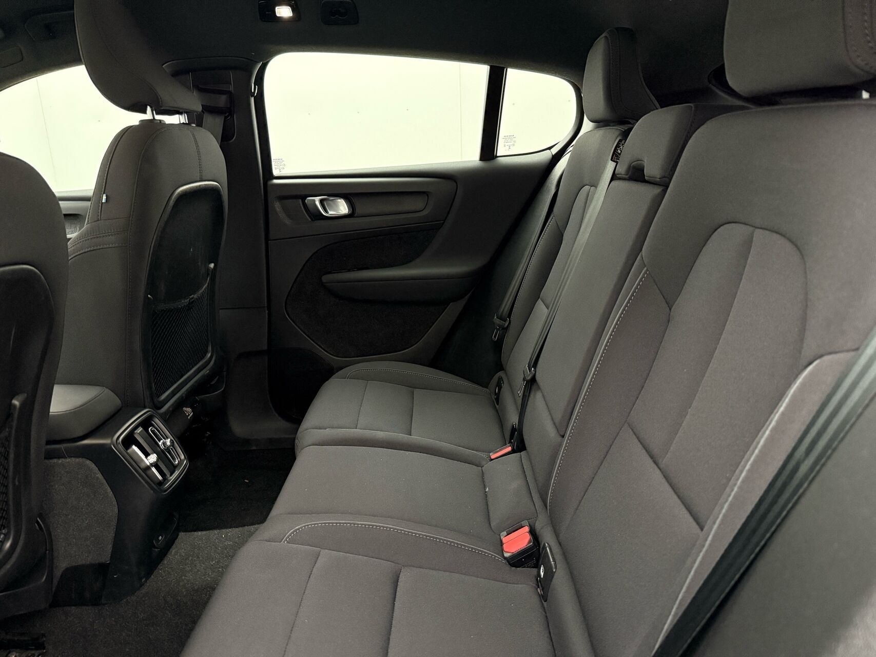 Grå Volvo C40 fra 2024
