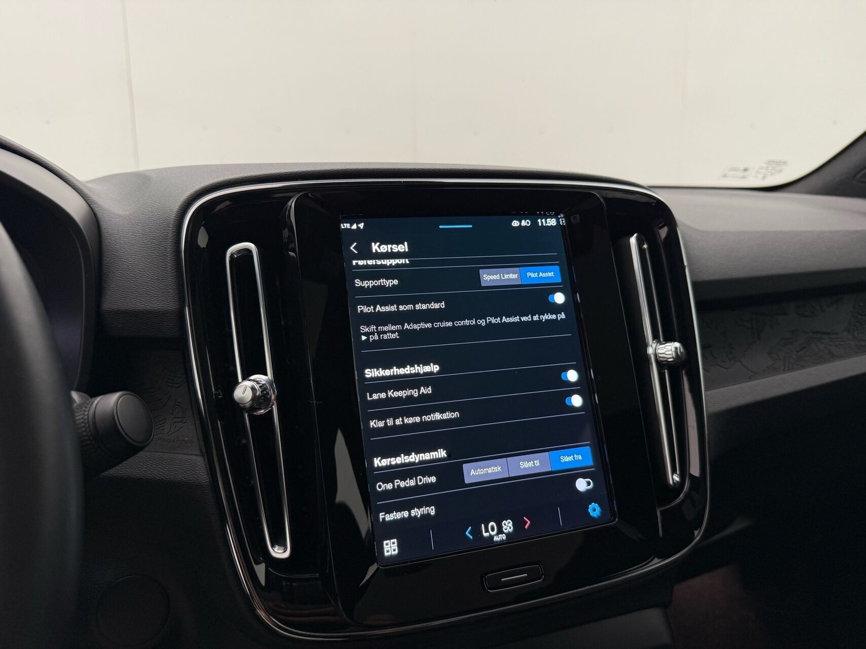 Grå Volvo C40 fra 2024